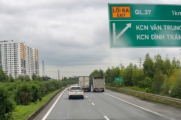 T&agrave;i xế xe tải 98 h - 084 . 23 Ch&egrave;n &eacute;p xe kh&aacute;c tr&ecirc;n cao tốc H&agrave; Nội - Lạng Sơn g&acirc;y Phẫn nộ - Ảnh 1.