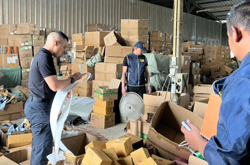 Triệt ph&aacute; kho h&agrave;ng giả: Ph&aacute;t hiện 32.477 Sản phẩm k&eacute;m chất lượng - Ảnh 1.