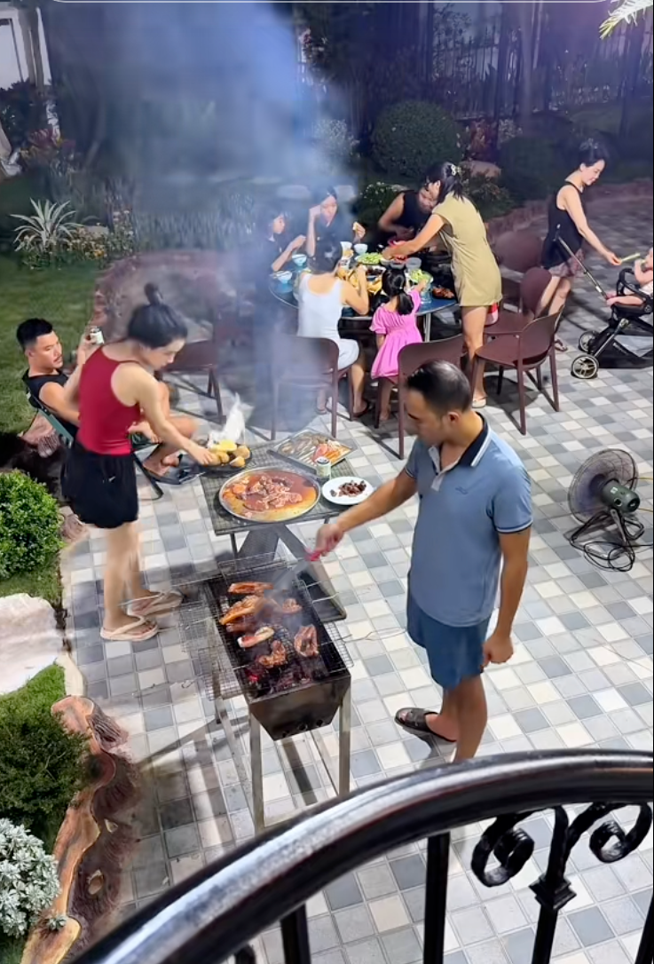 4 thế hệ, hơn 20 người sống chung tr&ecirc;n mảnh đất 3.000m2 ở H&agrave; Nội: Người phụ nữ "cầm c&acirc;n nảy mực" khiến cả 4 n&agrave;ng d&acirc;u nể phục - Ảnh 4.
