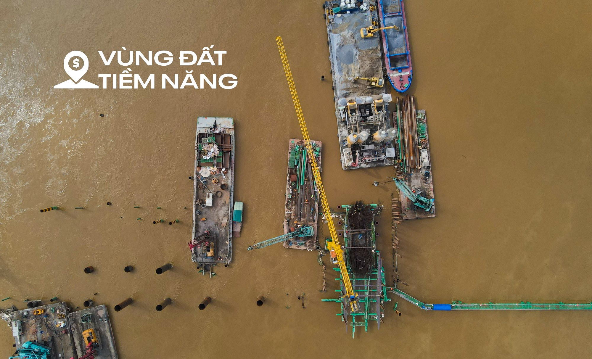 Ngắm đại c&ocirc;ng trường x&acirc;y cầu 16.000 tỷ đồng ở trung t&acirc;m H&agrave; Nội: Quy tụ 100 m&aacute;y m&oacute;c, hơn 500 nh&acirc;n sự, d&ugrave;ng lượng th&eacute;p gấp 5 cầu Long Bi&ecirc;n - Ảnh 1.