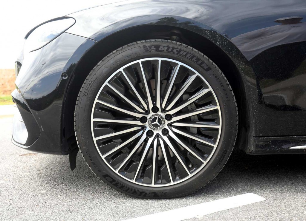 Đại l&yacute; b&aacute;o Mercedes-Benz E-Class sắp th&ecirc;m bản PHEV tại Việt Nam: Gi&aacute; tạm t&iacute;nh gần 3,4 tỷ đồng, chạy 100km kh&ocirc;ng cần xăng, tăng sức cạnh tranh 5 Series - Ảnh 8.