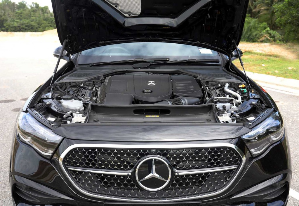 Đại l&yacute; b&aacute;o Mercedes-Benz E-Class sắp th&ecirc;m bản PHEV tại Việt Nam: Gi&aacute; tạm t&iacute;nh gần 3,4 tỷ đồng, chạy 100km kh&ocirc;ng cần xăng, tăng sức cạnh tranh 5 Series - Ảnh 2.