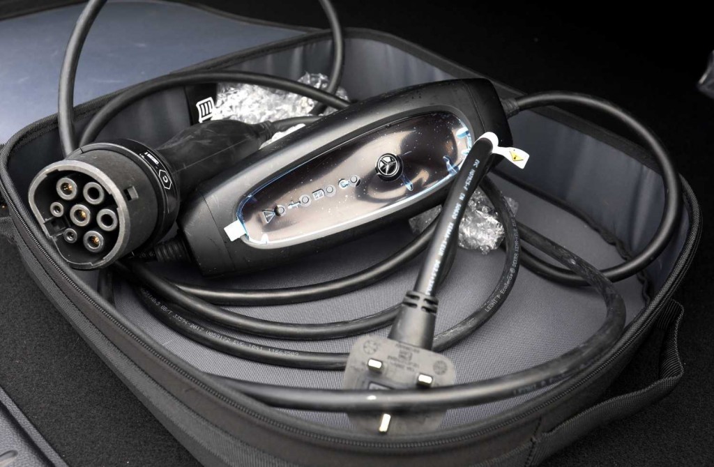 Đại l&yacute; b&aacute;o Mercedes-Benz E-Class sắp th&ecirc;m bản PHEV tại Việt Nam: Gi&aacute; tạm t&iacute;nh gần 3,4 tỷ đồng, chạy 100km kh&ocirc;ng cần xăng, tăng sức cạnh tranh 5 Series - Ảnh 4.