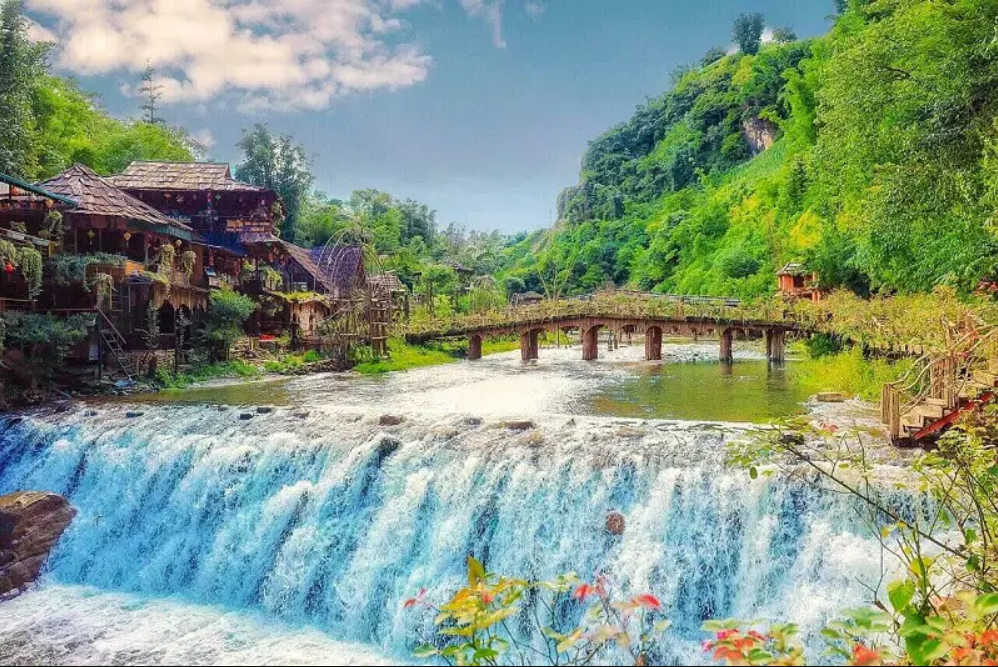 Ngôi làng hơn 150 năm tuổi cách Hà Nội 320 km: Đẹp như tranh 4 mùa, được đề cử danh hiệu tốt nhất thế giới - Ảnh 1.