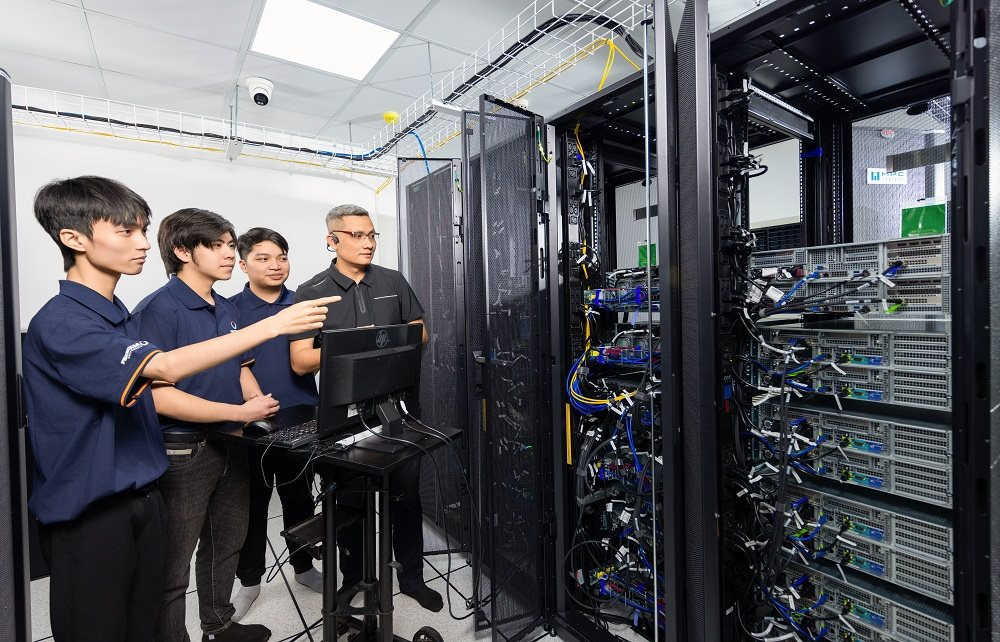 1 ng&agrave;nh học đang "kh&aacute;t" hơn 600.000 nh&acirc;n lực: AI c&agrave;ng ph&aacute;t triển c&agrave;ng cần người, được săn đ&oacute;n ngay tr&ecirc;n ghế nh&agrave; trường, lương l&ecirc;n đến 200 triệu đồng/th&aacute;ng - Ảnh 1.