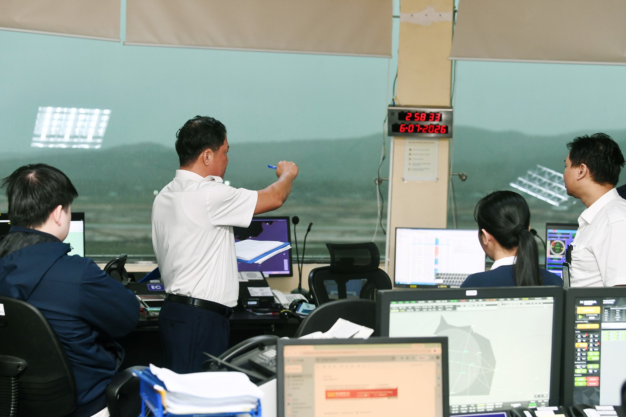 Cận cảnh m&aacute;y bay li&ecirc;n tục &aacute;p s&aacute;t đường băng: Chuy&ecirc;n gia nhận định &ldquo;Chưa từng c&oacute; tiền lệ trong lịch sử&rdquo; - Ảnh 9.