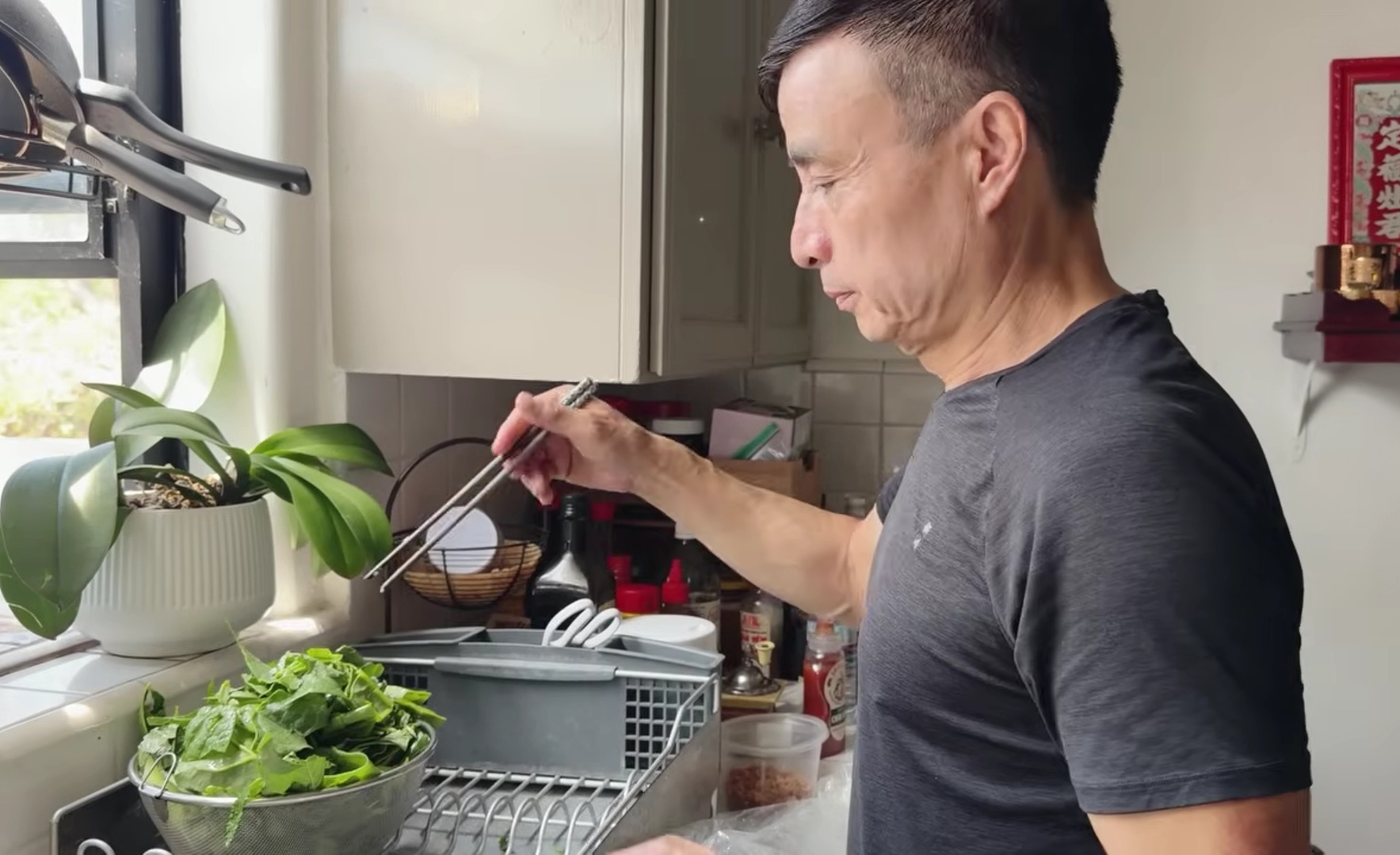 Bố ruột b&eacute; Xu&acirc;n Mai phải đi b&aacute;n cơm ở Mỹ- Ảnh 2.