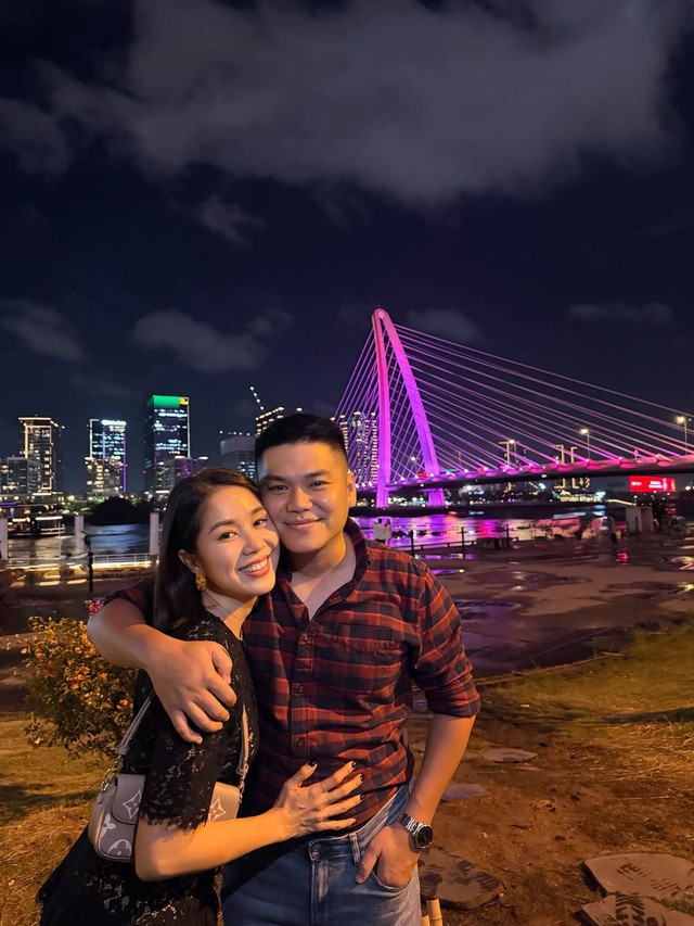 Nam ca sĩ cưới mẹ đơn th&acirc;n hơn 7 tuổi, c&oacute; 1 con ri&ecirc;ng: D&agrave;nh cả thanh xu&acirc;n v&agrave; nhan sắc cho gia đ&igrave;nh - Ảnh 1.
