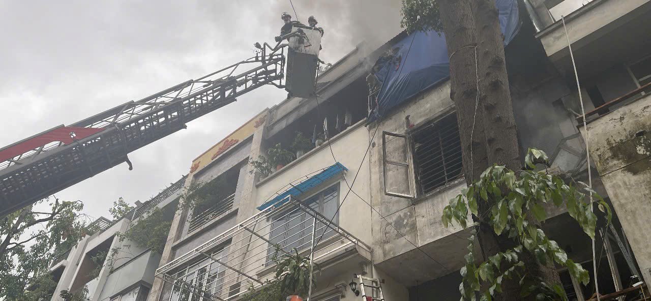 Vụ ch&aacute;y biệt thự liền kề ở H&agrave; Nội: 2 người đ&atilde; tử vong, nh&acirc;n chứng kể lại thời điểm xảy ra sự việc- Ảnh 1.