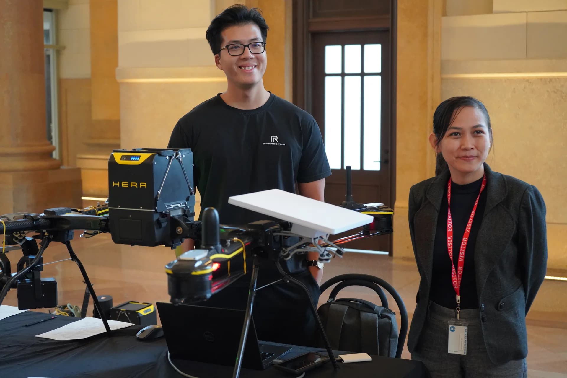 Nh&eacute;t gọn v&agrave;o ba l&ocirc; c&aacute; nh&acirc;n, mang 4 camera, sức n&acirc;ng l&ecirc;n đến 15kg: Thiết bị do Tiến sĩ Việt tạo ra đ&atilde; vượt 'khe cửa hẹp' của Bộ Chiến tranh Mỹ - Ảnh 3.