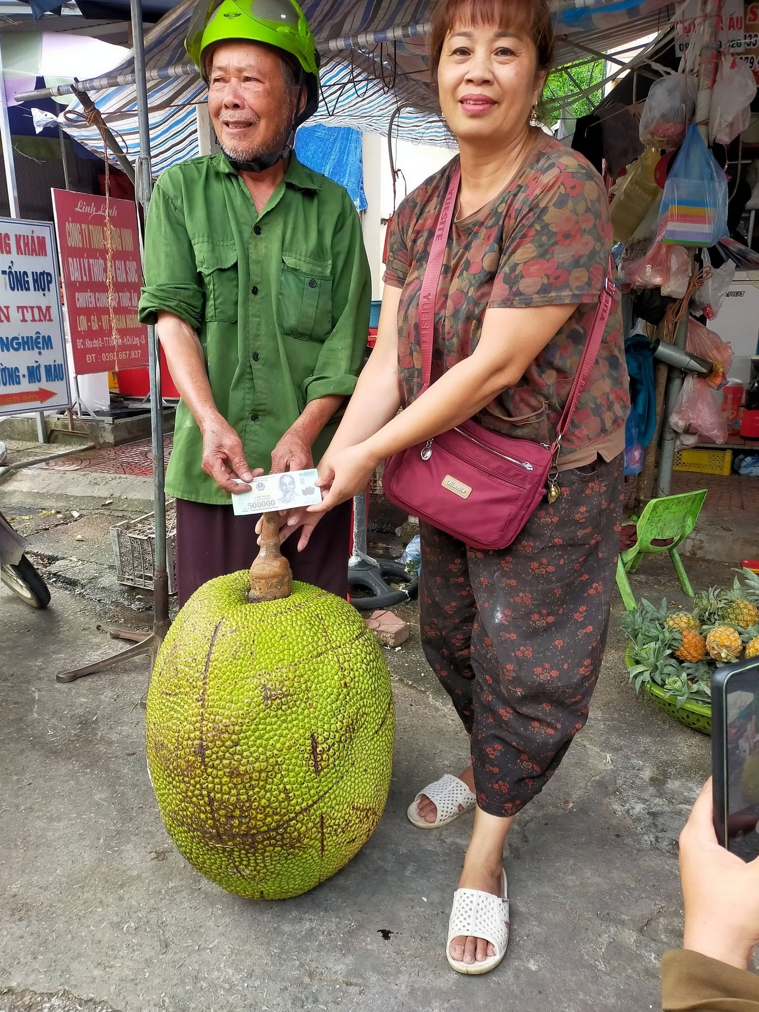 Quả mít 53kg ở Lạng Sơn khiến cả chợ kéo đến xem, được bán với giá 500.000 đồng, bổ ra sau 30 phút hết sạch - Ảnh 2. Quả mít 53kg ở Lạng Sơn khiến cả chợ kéo đến xem, được bán với giá 500.000 đồng, bổ ra sau 30 phút hết sạch - Ảnh 2.