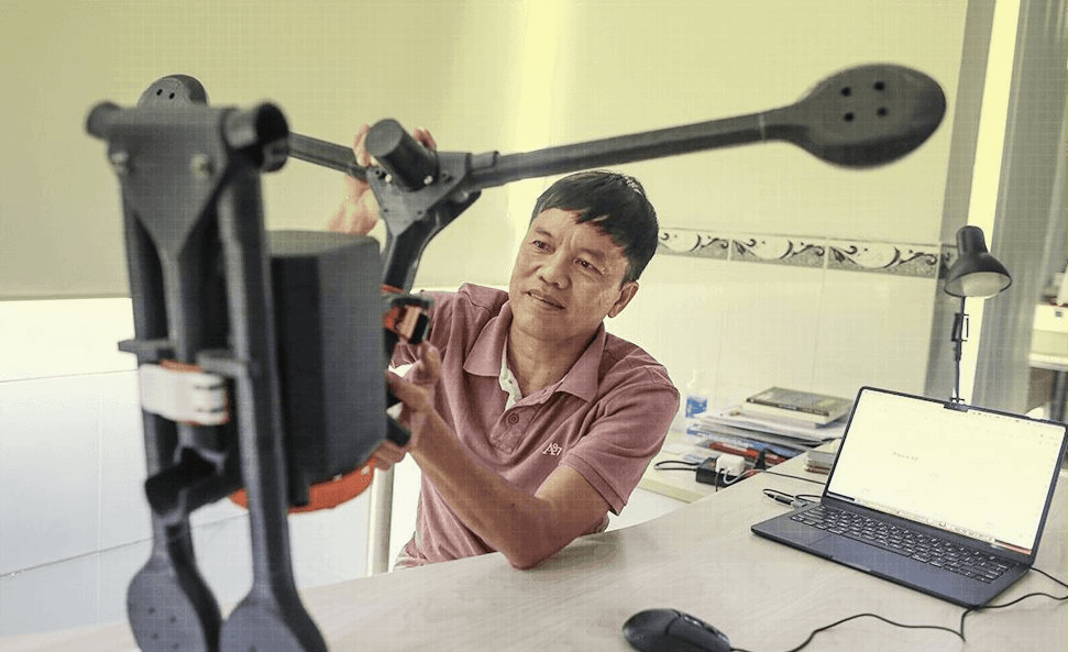 Nh&eacute;t gọn v&agrave;o ba l&ocirc; c&aacute; nh&acirc;n, mang 4 camera, sức n&acirc;ng l&ecirc;n đến 15kg: Thiết bị do Tiến sĩ Việt tạo ra đ&atilde; vượt 'khe cửa hẹp' của Bộ Chiến tranh Mỹ - Ảnh 1.