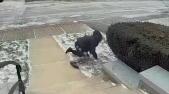 Vừa mở cửa, người phụ nữ bị gió hất văng không kịp trở tay: Camera ghi lại khoảnh khắc khó tin - Ảnh 1.