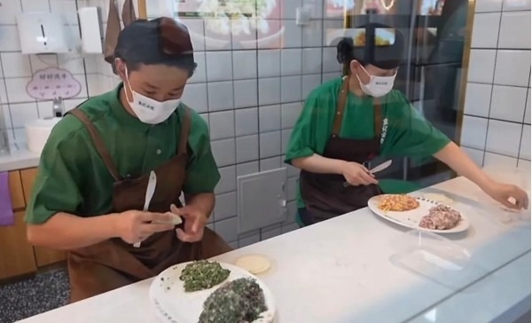 Người đ&agrave;n &ocirc;ng b&aacute;n b&aacute;nh bao thu gần 800 triệu đồng/th&aacute;ng - Ảnh 2.