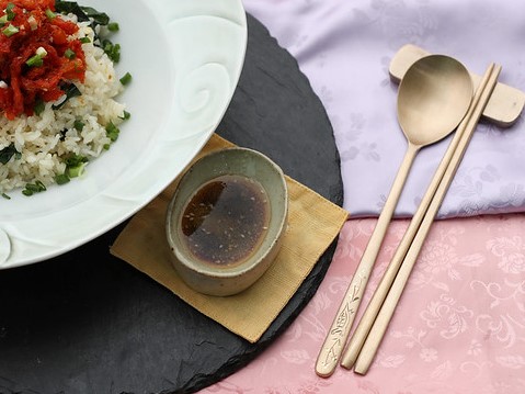 V&igrave; sao người H&agrave;n Quốc d&ugrave;ng đũa kim loại dẹt kh&oacute; gắp thức ăn? - Ảnh 4.