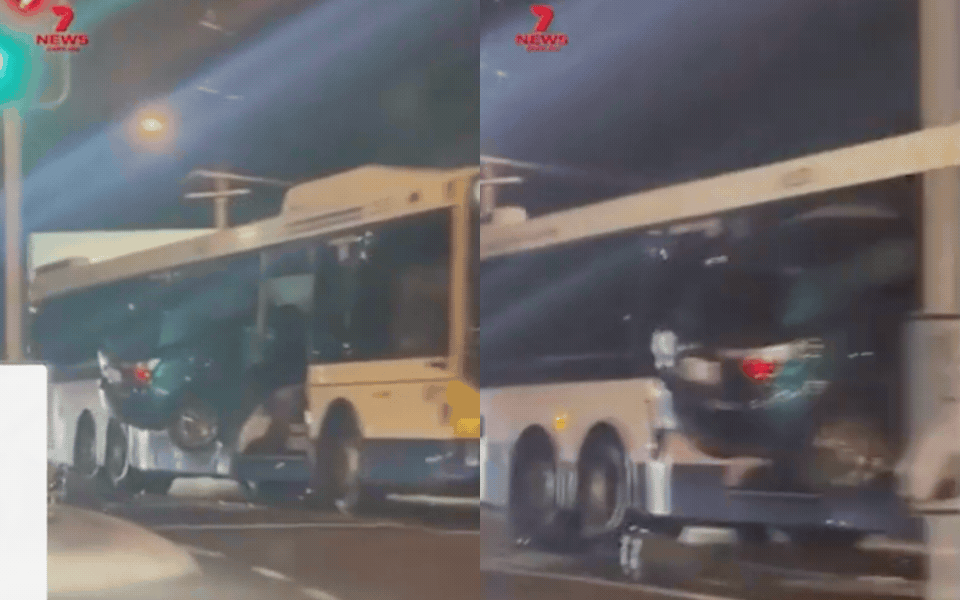 Ô tô lao lên không trung đâm vào xe buýt: Tai nạn hy hữu - Ảnh 1. Ô tô lao lên không trung đâm vào xe buýt: Tai nạn hy hữu - Ảnh 1.