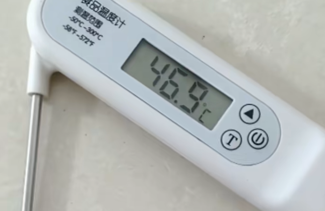 Con trai đi chân trần phát hiện điều lạ dưới nền nhà, người đàn ông vội gọi thợ đập gạch rồi tái mặt - Ảnh 1.