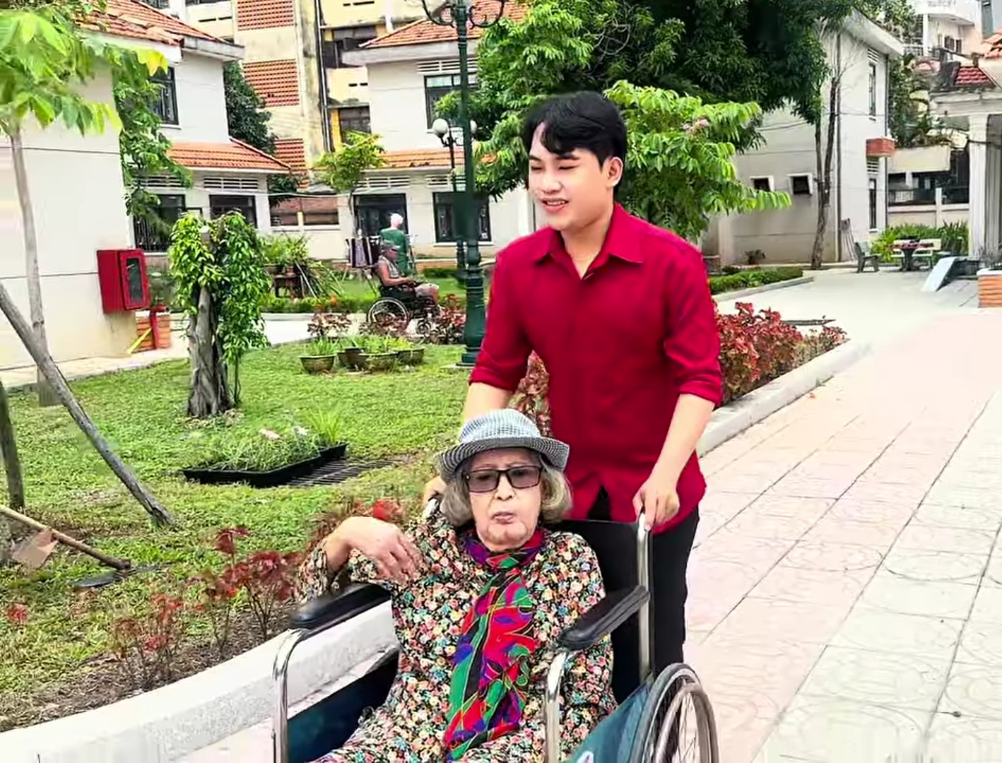 NSƯT Diệu Hiền nắm chặt tay nghệ sĩ Hồng Nga bật kh&oacute;c: "Trời ơi" - Ảnh 1.