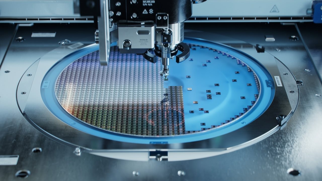 ASML mất 61 tỷ USD vốn h&oacute;a v&igrave; Trung Quốc sản xuất m&aacute;y quang khắc DUV năm 2026 - Ảnh 1.