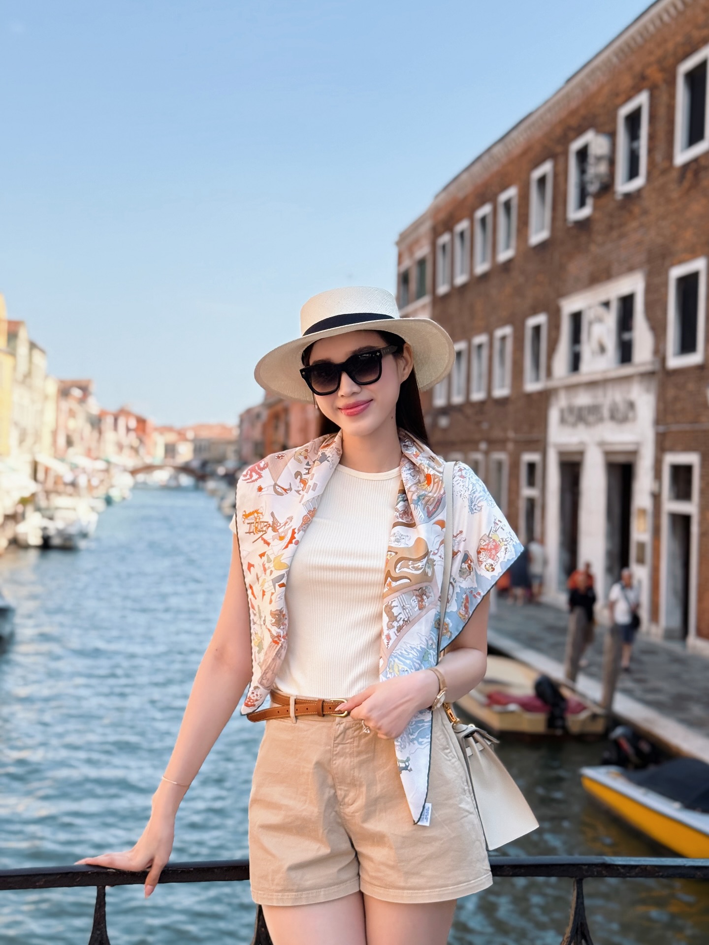 Hồi nhỏ ở qu&ecirc; ch&acirc;n lấm tay b&ugrave;n, c&ocirc; g&aacute;i đổi đời nhờ đẹp v&agrave; kh&eacute;o: Giờ l&agrave;m vợ Tổng gi&aacute;m đốc, h&agrave;ng hiệu k&iacute;n người- Ảnh 9.