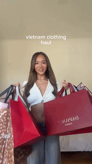 Việt Nam trở th&agrave;nh thi&ecirc;n đường shopping haul cho du kh&aacute;ch quốc tế - Ảnh 3.