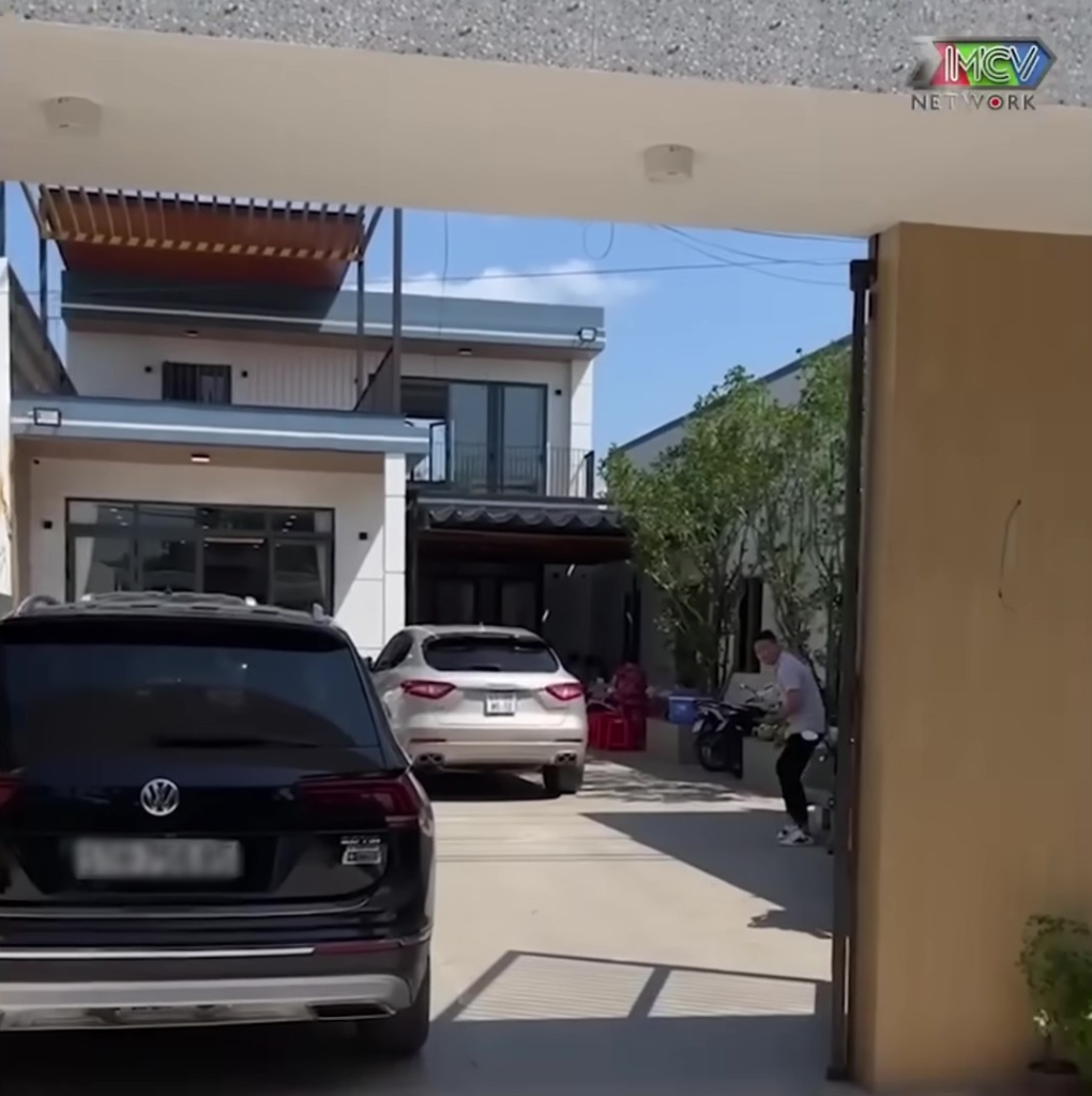 MC Quyền Linh bật kh&oacute;c nhắc qu&aacute; khứ mẹ đi m&oacute;t từng hạt l&uacute;a, nay &aacute;i nữ đ&oacute;n tuổi 18 đủ đầy - Ảnh 2.