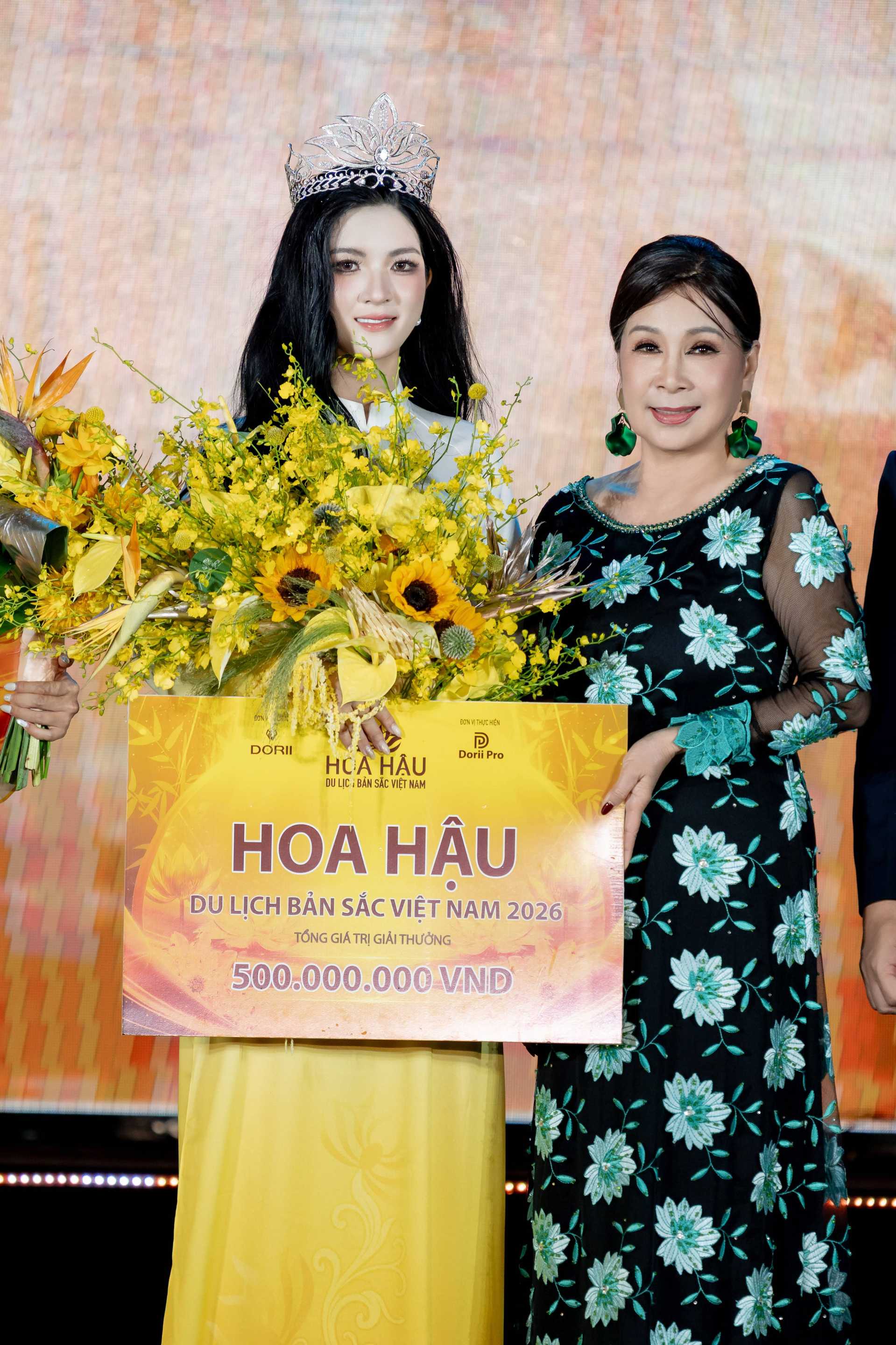Nữ sinh Thanh H&oacute;a đăng quang Hoa hậu Du lịch Bản sắc Việt Nam 2026 - Ảnh 1.