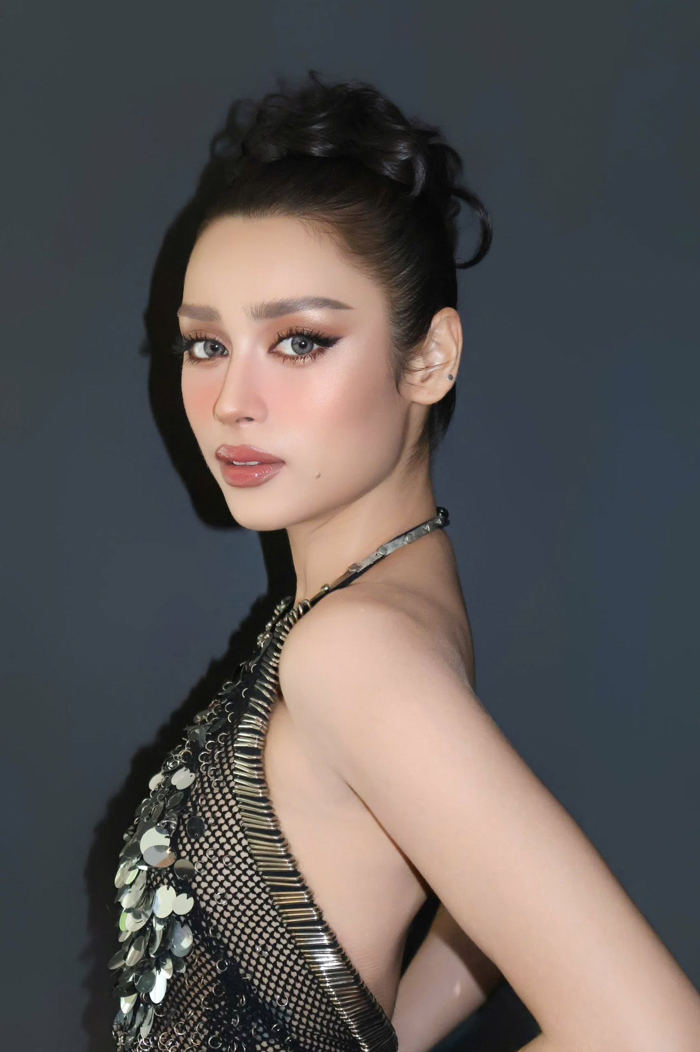 Emoura Phạm - T&acirc;n Miss Grand Vietnam 2026: L&agrave; th&iacute; sinh từng bị phản ứng v&igrave; diễn bikini phản cảm, gia thế ra sao? - Ảnh 8.