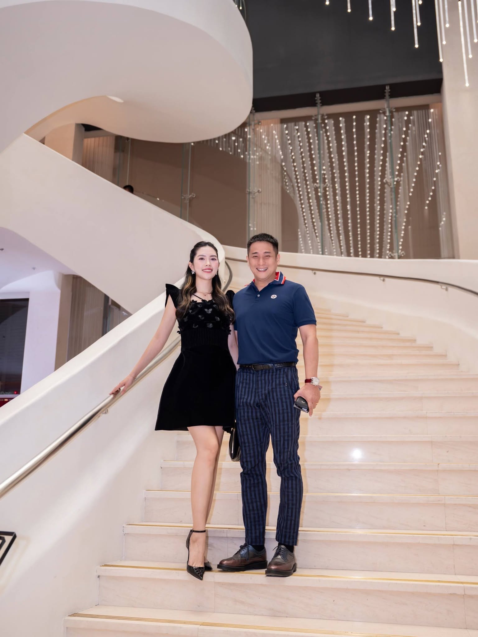Đi xe m&aacute;y sắp rớt p&ocirc;, c&ocirc; sinh vi&ecirc;n cưới chồng Ph&oacute; gi&aacute;m đốc lớn hơn 13 tuổi: Sợ nhất nh&agrave; rộng v&agrave; đồ hiệu - Ảnh 4.