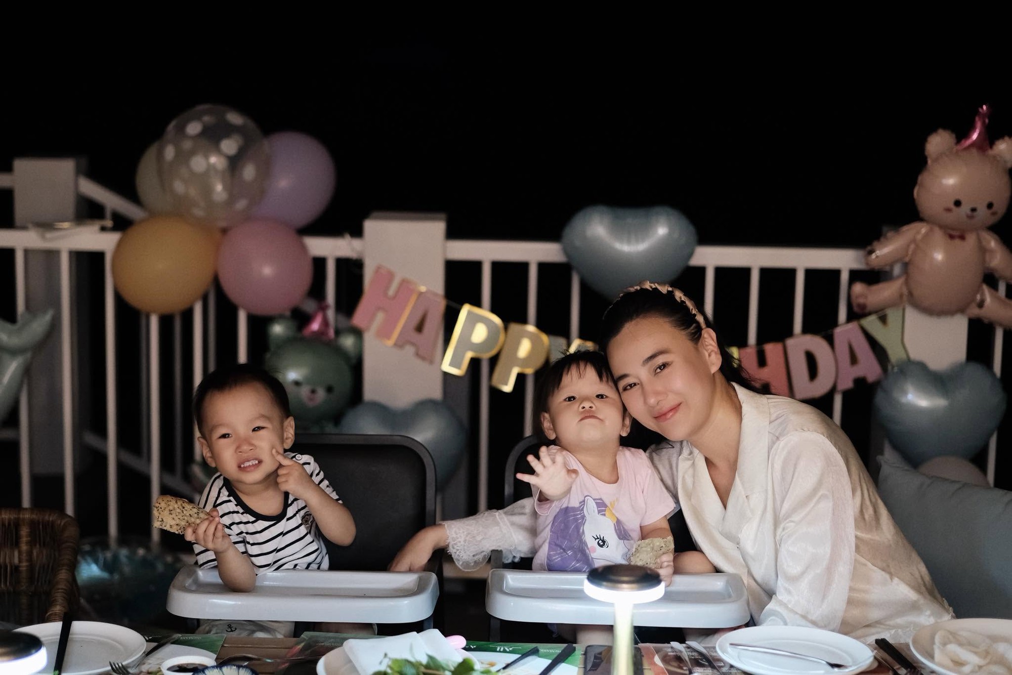 Phương Oanh nhận xét con gái "lên hình cứ xấu xấu", nhưng bé Ny bất ngờ nói 1 câu mà ai cũng tan chảy - Ảnh 2.