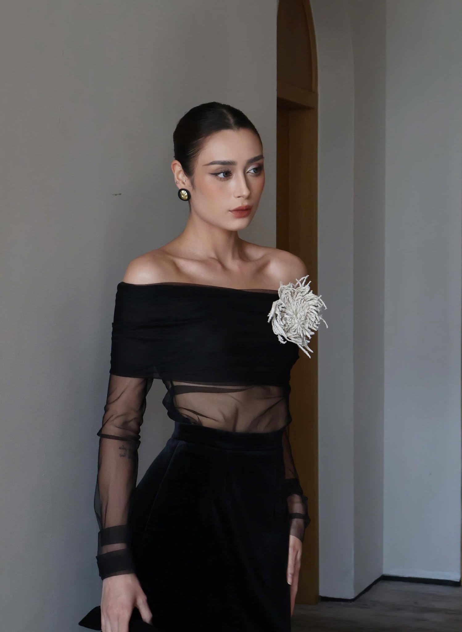 Emoura Phạm - T&acirc;n Miss Grand Vietnam 2026: L&agrave; th&iacute; sinh từng bị phản ứng v&igrave; diễn bikini phản cảm, gia thế ra sao? - Ảnh 5.