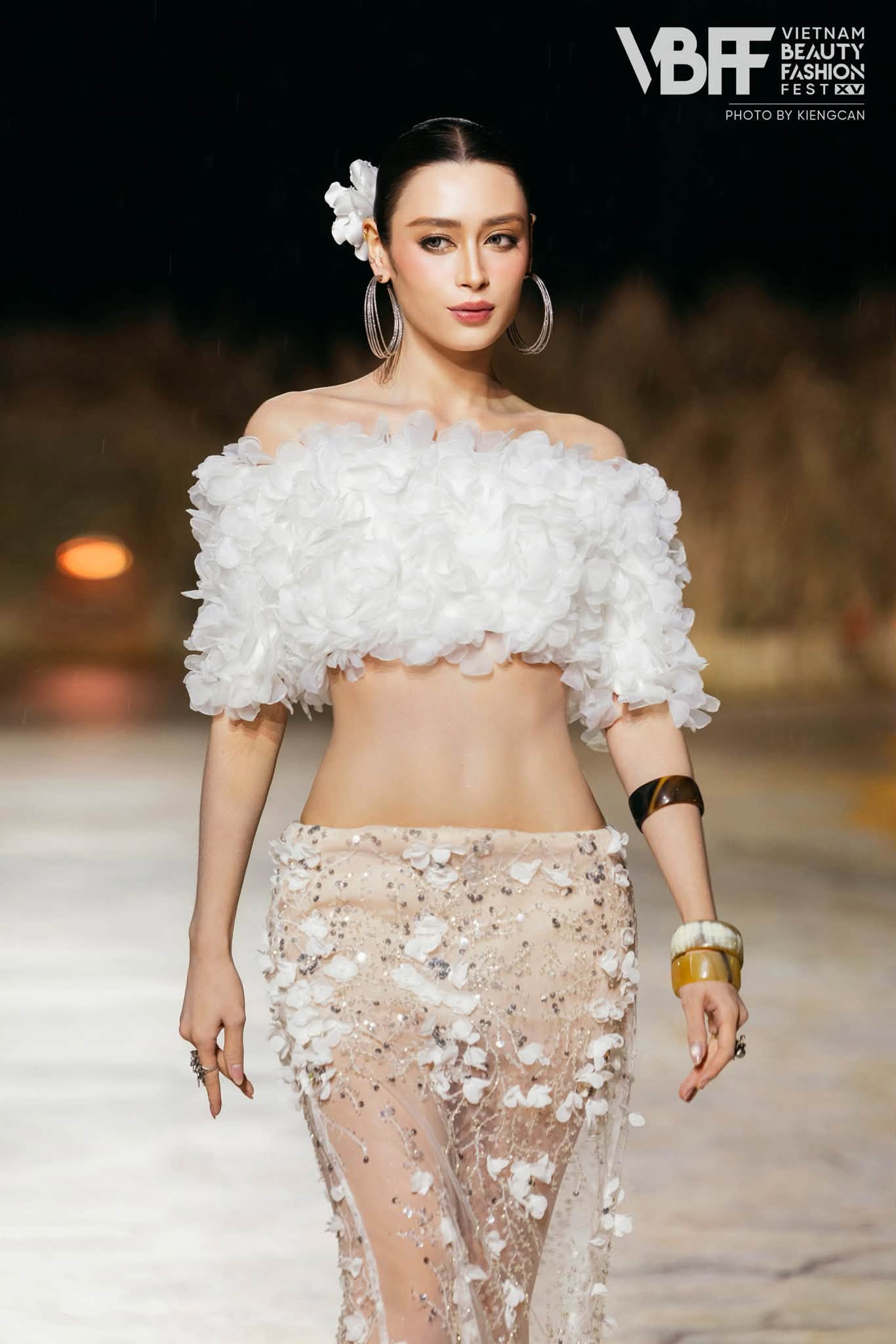 Emoura Phạm - T&acirc;n Miss Grand Vietnam 2026: L&agrave; th&iacute; sinh từng bị phản ứng v&igrave; diễn bikini phản cảm, gia thế ra sao? - Ảnh 6.