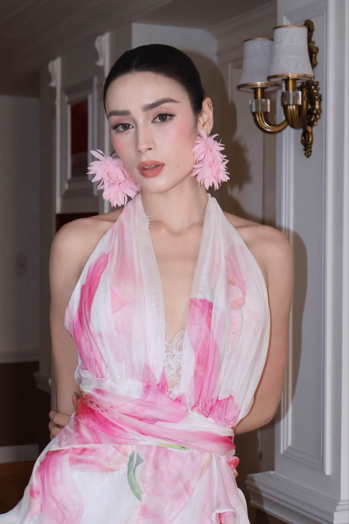 Emoura Phạm - T&acirc;n Miss Grand Vietnam 2026: L&agrave; th&iacute; sinh từng bị phản ứng v&igrave; diễn bikini phản cảm, gia thế ra sao? - Ảnh 2.