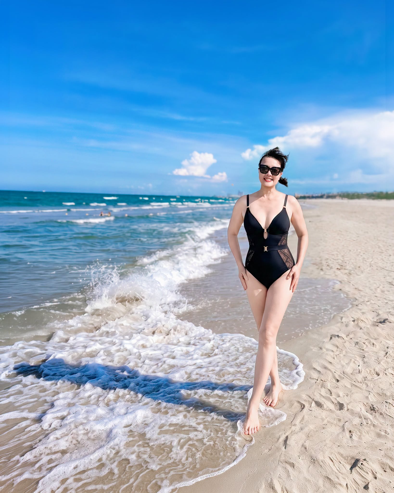 V&acirc;n Dung t&aacute;o bạo diện bikini ở tuổi 51, kh&ocirc;ng ngờ body lại n&oacute;ng bỏng thế n&agrave;y!- Ảnh 1.