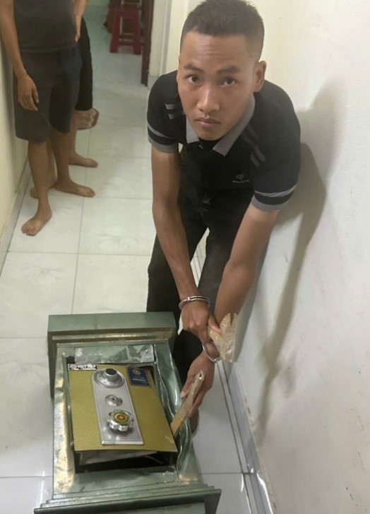 Công an điều tra số tiền gần 400 triệu đồng của một gia đình: Bắt nam thanh niên từng đến làm thuê - Ảnh 2.