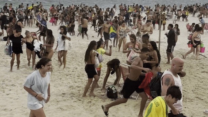 Cảnh tượng hoảng loạn tại b&atilde;i biển ở Brazil ng&agrave;y 29 th&aacute;ng 7 năm 2026 - Ảnh 1.