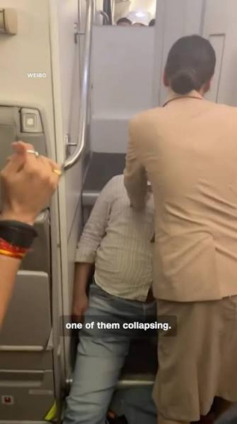 373 hành khách mắc kẹt 17 tiếng trên máy bay không bật điều hòa - Ảnh 2. 373 hành khách mắc kẹt 17 tiếng trên máy bay không bật điều hòa - Ảnh 2.