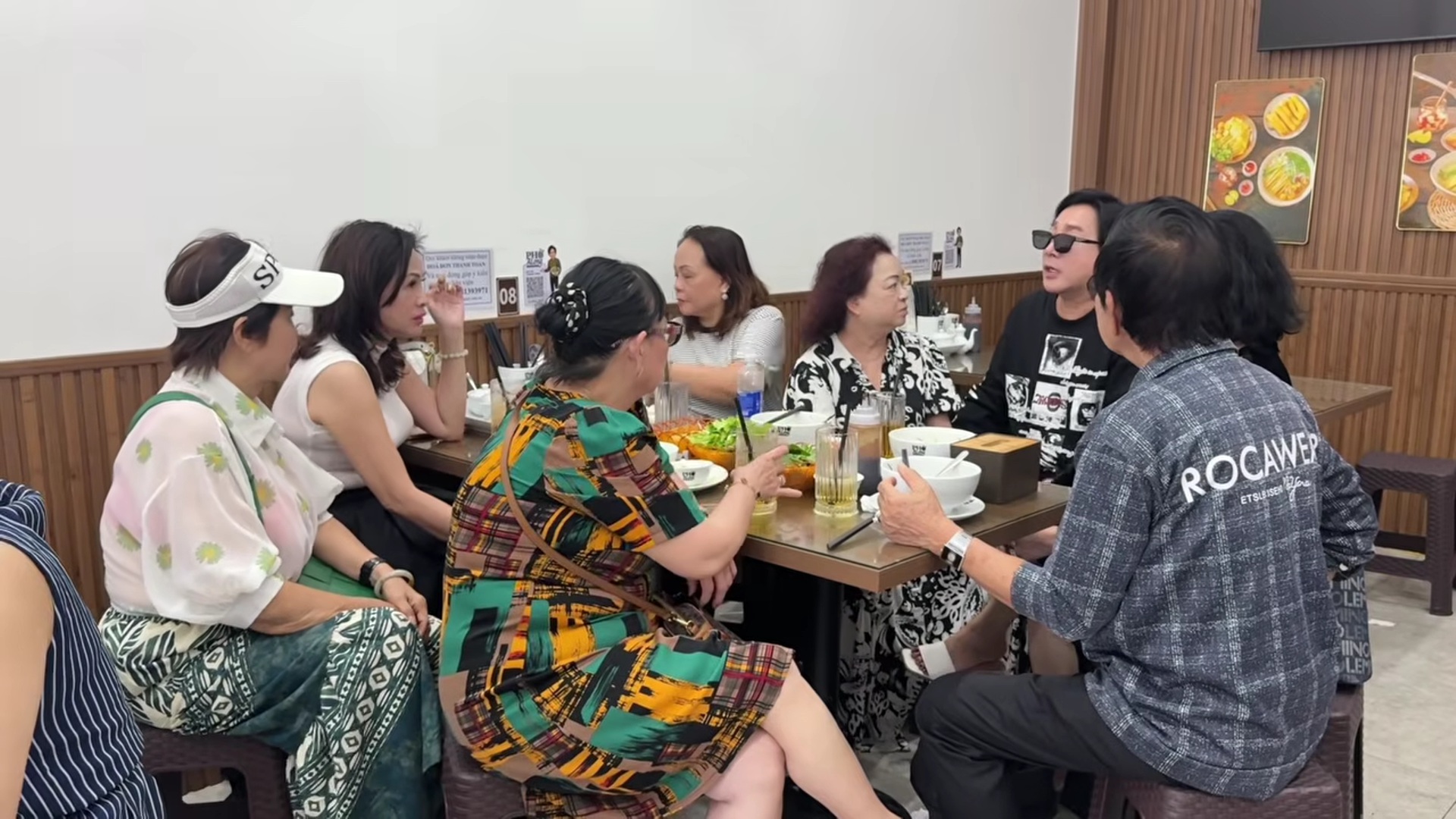 Một nh&oacute;m kh&aacute;ch khiến NSƯT Kim Tử Long phải chạy vội về qu&aacute;n- Ảnh 2.