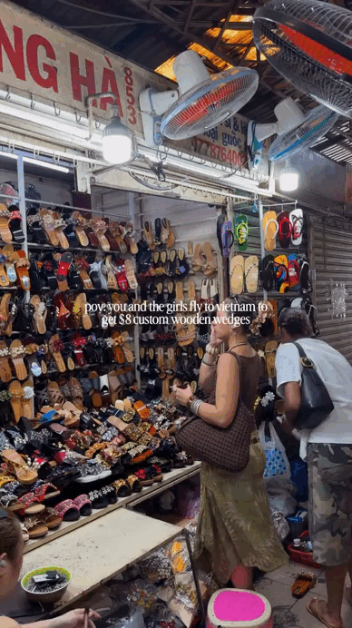 Mấy chị T&acirc;y k&eacute;o nhau đến chợ T&acirc;n Định đ&oacute;ng guốc mộc: Nghề thủ c&ocirc;ng truyền thống Việt comeback mạnh mẽ, h&oacute;a th&agrave;nh trend du lịch S&agrave;i G&ograve;n- Ảnh 4.
