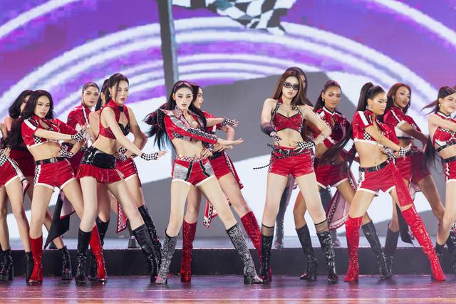 Emoura Phạm chính thức đăng quang Miss Grand Vietnam 2026, Á hậu 1 Ngô Bảo Ngọc cũng được thi quốc tế - Ảnh 12.