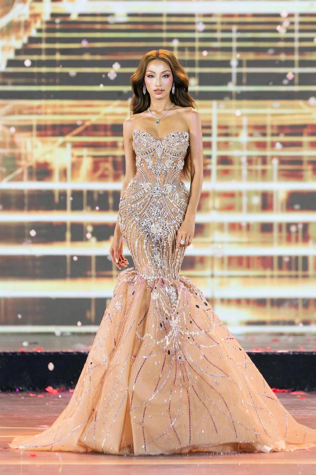 Emoura Phạm chính thức đăng quang Miss Grand Vietnam 2026, Á hậu 1 Ngô Bảo Ngọc cũng được thi quốc tế - Ảnh 5.