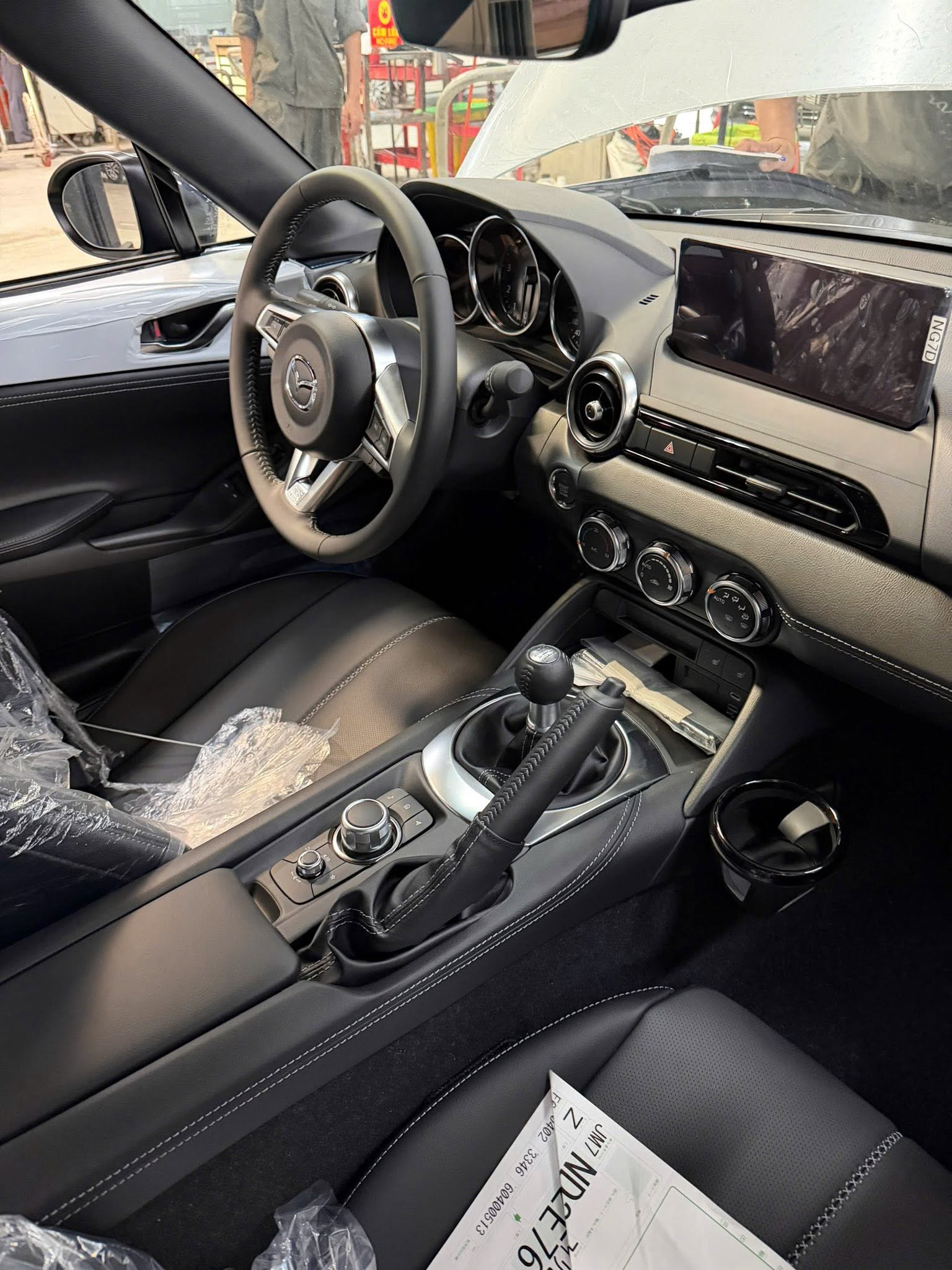 Cường ‘Đô la’ sắm Mazda MX-5 số sàn giá hơn 1,3 tỷ đồng vừa ra mắt Việt Nam? - Ảnh 7. Cường ‘Đô la’ sắm Mazda MX-5 số sàn giá hơn 1,3 tỷ đồng vừa ra mắt Việt Nam? - Ảnh 7.