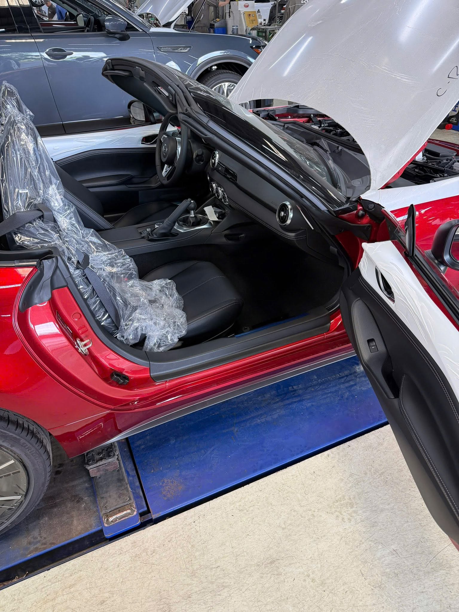 Cường ‘Đô la’ sắm Mazda MX-5 số sàn giá hơn 1,3 tỷ đồng vừa ra mắt Việt Nam? - Ảnh 5. Cường ‘Đô la’ sắm Mazda MX-5 số sàn giá hơn 1,3 tỷ đồng vừa ra mắt Việt Nam? - Ảnh 5.