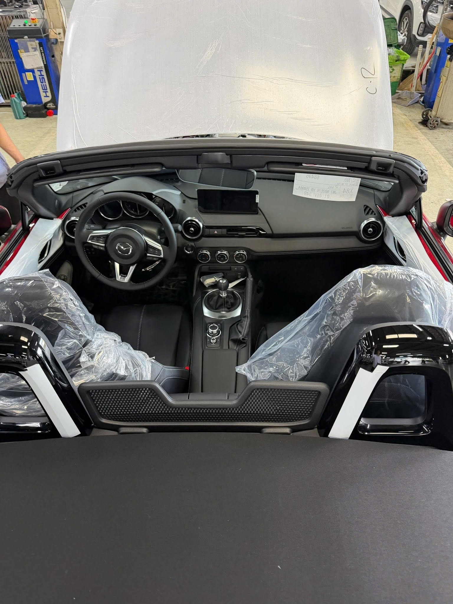 Cường ‘Đô la’ sắm Mazda MX-5 số sàn giá hơn 1,3 tỷ đồng vừa ra mắt Việt Nam? - Ảnh 6. Cường ‘Đô la’ sắm Mazda MX-5 số sàn giá hơn 1,3 tỷ đồng vừa ra mắt Việt Nam? - Ảnh 6.
