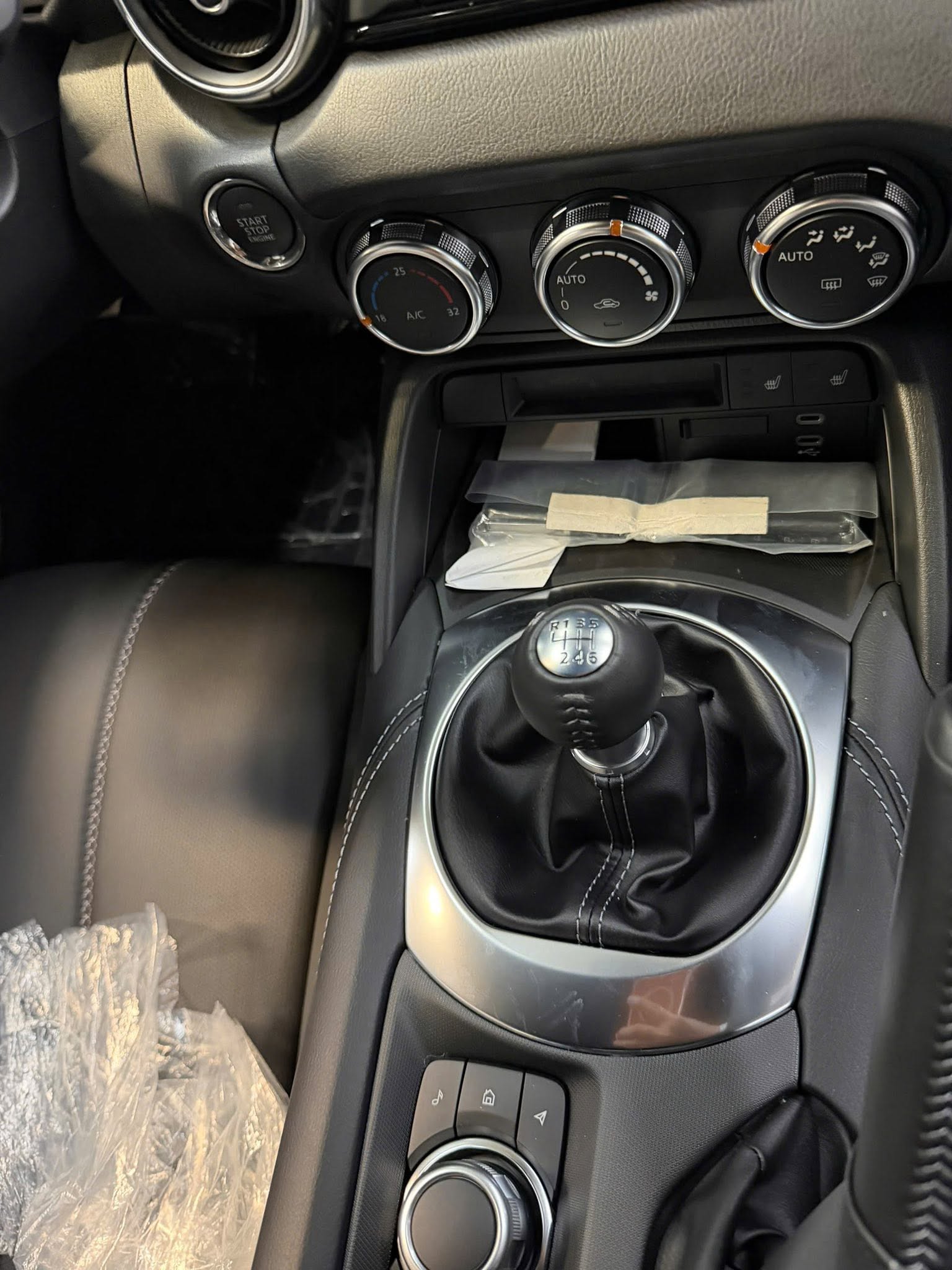 Cường ‘Đô la’ sắm Mazda MX-5 số sàn giá hơn 1,3 tỷ đồng vừa ra mắt Việt Nam? - Ảnh 8. Cường ‘Đô la’ sắm Mazda MX-5 số sàn giá hơn 1,3 tỷ đồng vừa ra mắt Việt Nam? - Ảnh 8.