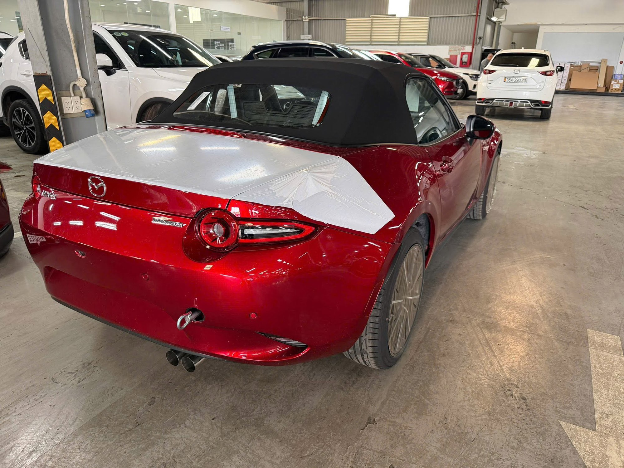 Cường ‘Đô la’ sắm Mazda MX-5 số sàn giá hơn 1,3 tỷ đồng vừa ra mắt Việt Nam? - Ảnh 4. Cường ‘Đô la’ sắm Mazda MX-5 số sàn giá hơn 1,3 tỷ đồng vừa ra mắt Việt Nam? - Ảnh 4.