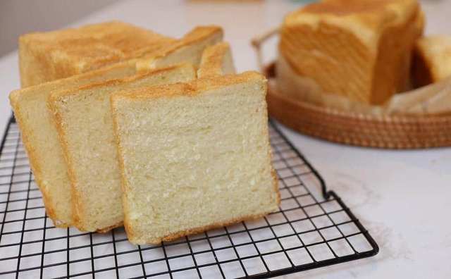Người phụ nữ 50 tuổi bị lo&atilde;ng xương v&igrave; thường xuy&ecirc;n ăn b&aacute;nh m&igrave;: B&aacute;c sĩ cảnh b&aacute;o một chất &acirc;m thầm "r&uacute;t" canxi khỏi xương- Ảnh 1.
