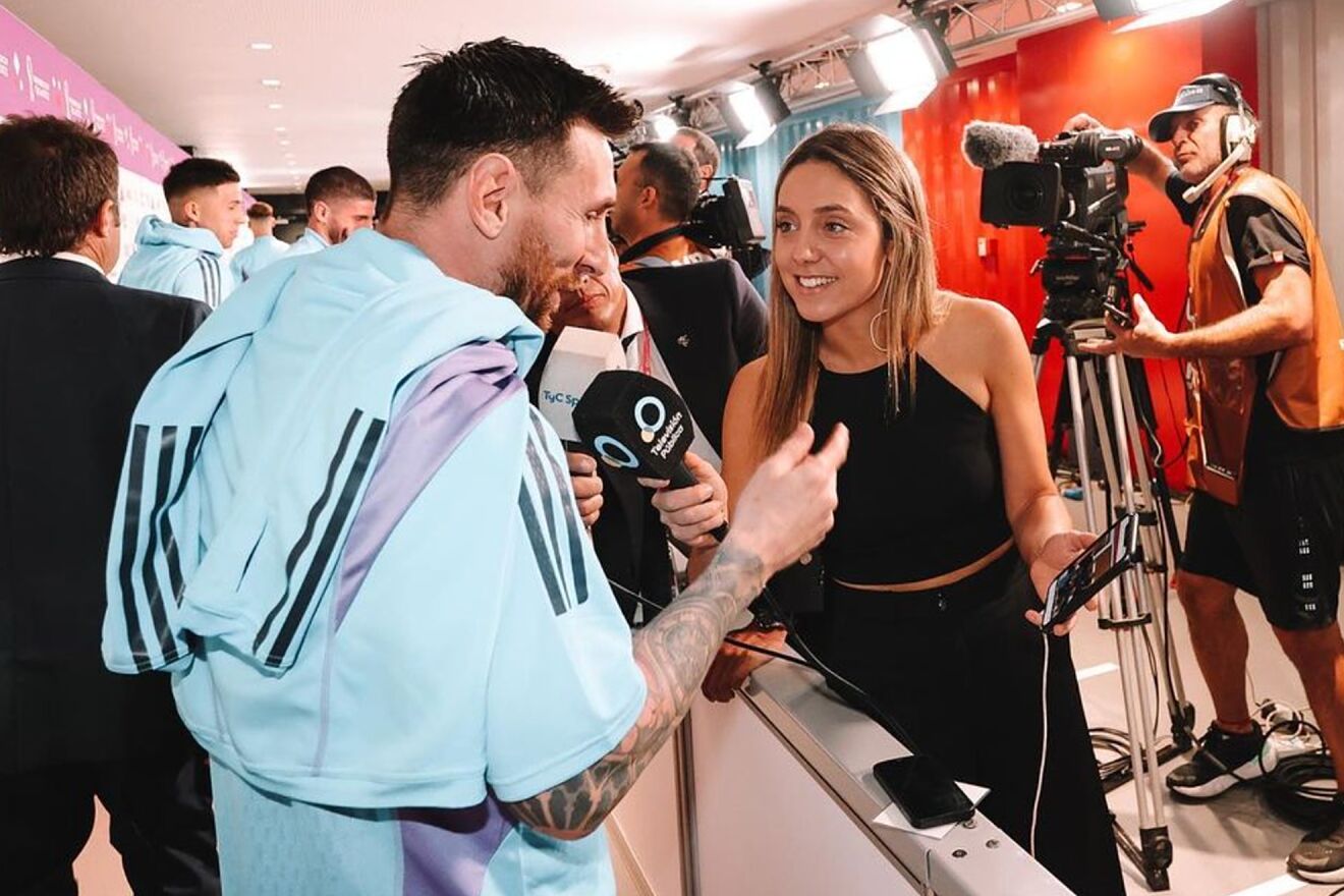 Messi "giải cứu" nữ ph&oacute;ng vi&ecirc;n xinh đẹp bằng 1 c&acirc;u n&oacute;i - Ảnh 1.