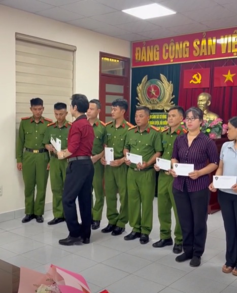 Ngọc Sơn tặng qu&agrave; cho c&aacute;c chiến sĩ c&ocirc;ng an c&oacute; ho&agrave;n cảnh kh&oacute; khăn- Ảnh 1.