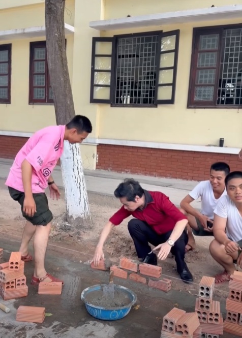 Ngọc Sơn tặng qu&agrave; cho c&aacute;c chiến sĩ c&ocirc;ng an c&oacute; ho&agrave;n cảnh kh&oacute; khăn- Ảnh 2.